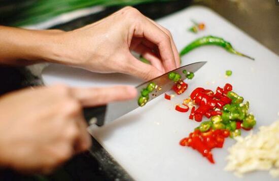 切辣椒时,怎么避免让手很辣？
